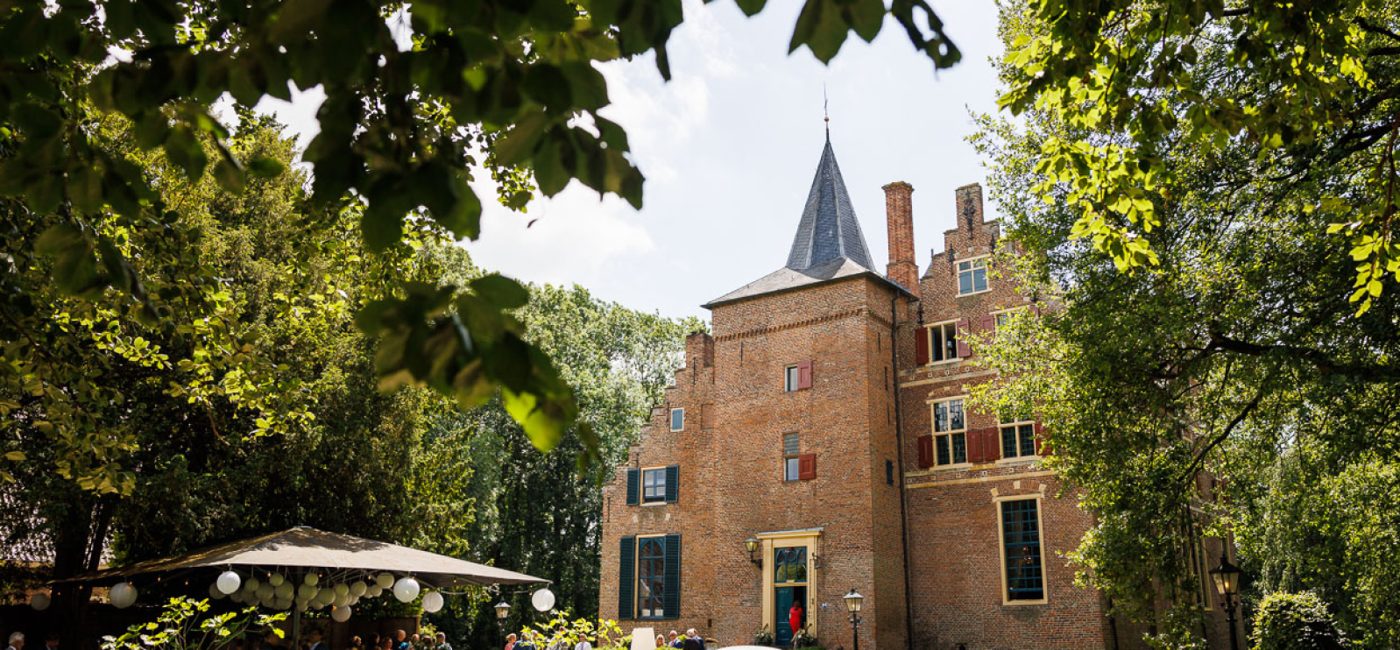 Sfeervol Nederlands kasteel met tuinen als locatie voor een bruiloft of evenement