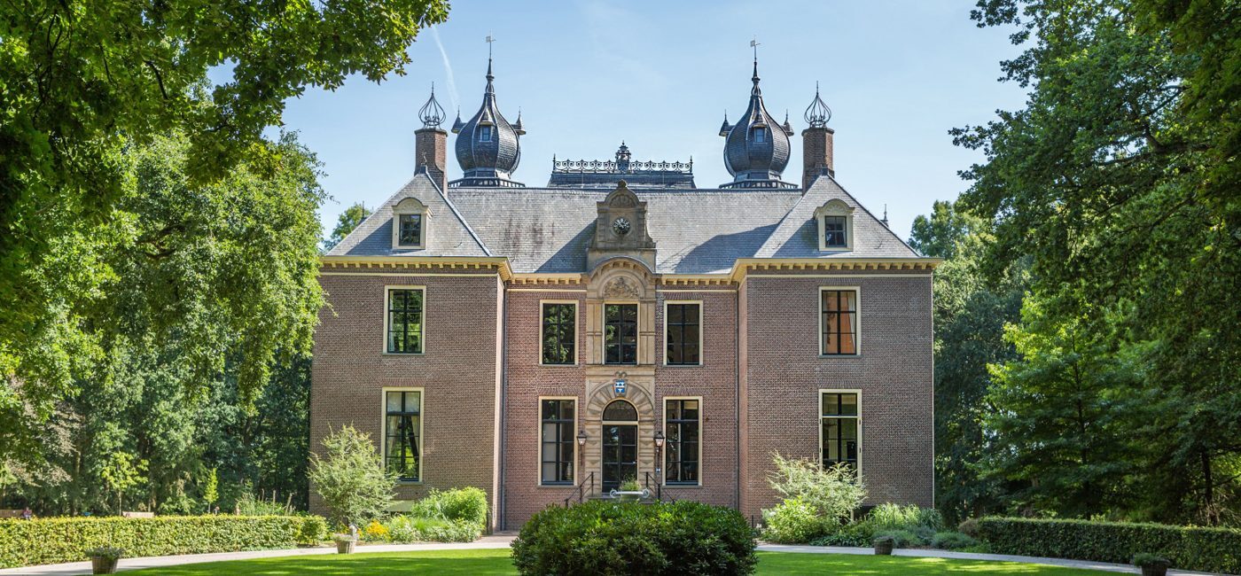 Kasteel Oud-Poelgeest omringd door weelderige tuinen