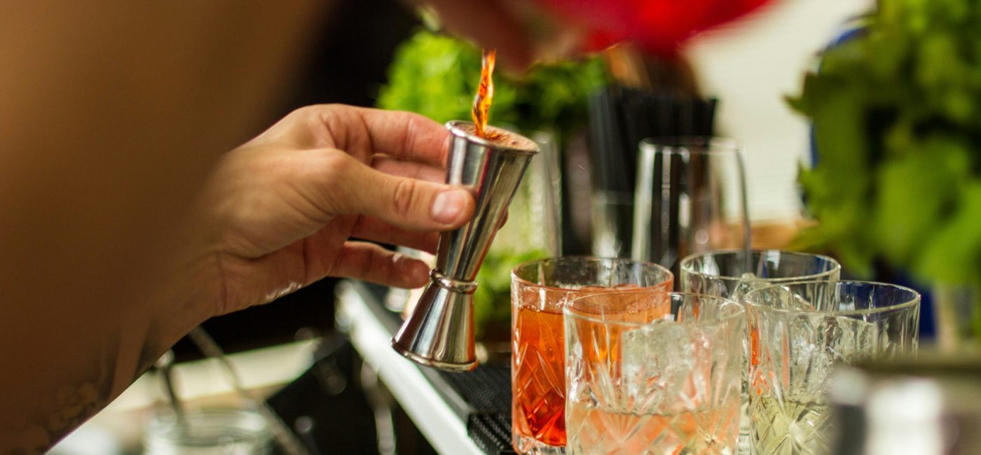 Illustratie van cocktails en het toepasselijke BTW-tarief op mixdranken