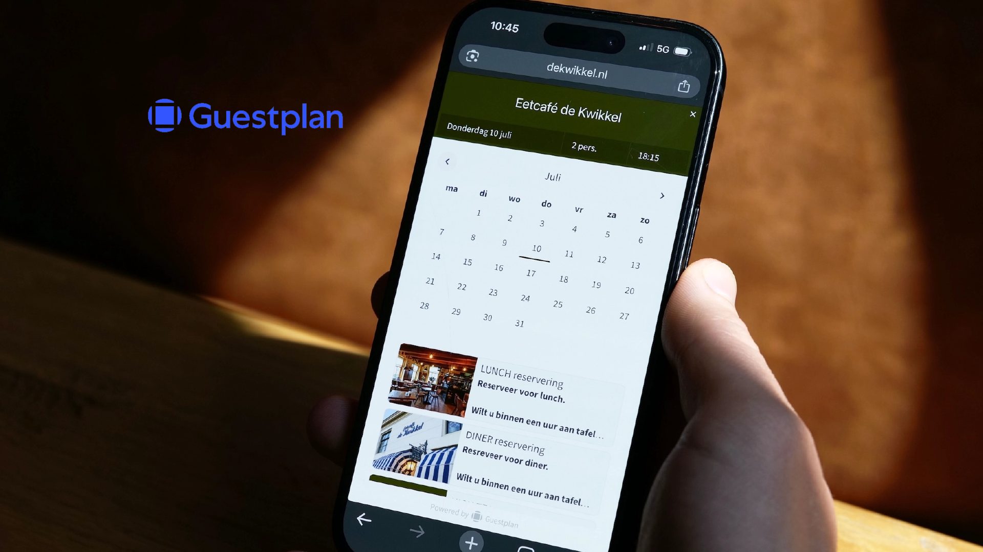 Guestplan-logo naast een smartphone met een online tafelreservering voor een restaurant