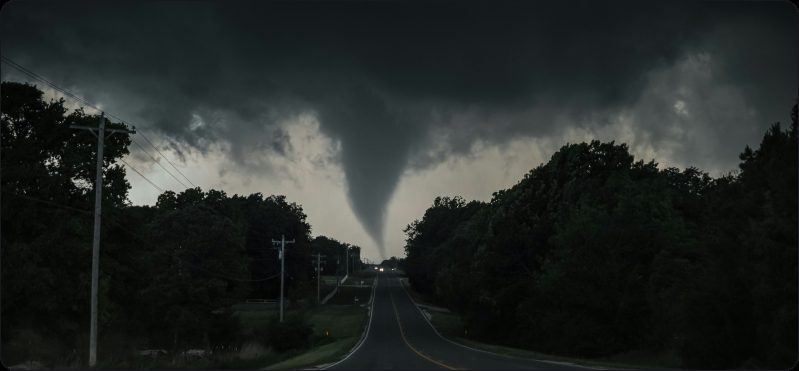 Onweersbui met een tornado boven een open veld