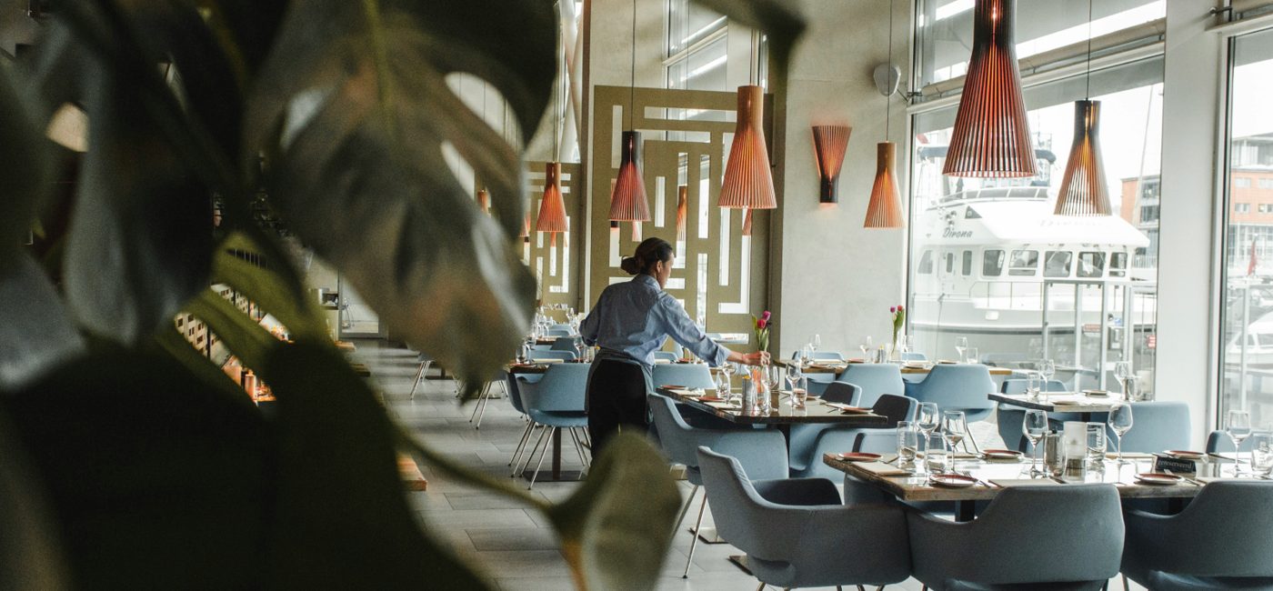 Flexibele zaalopstelling met lange tafels voor een bruiloft