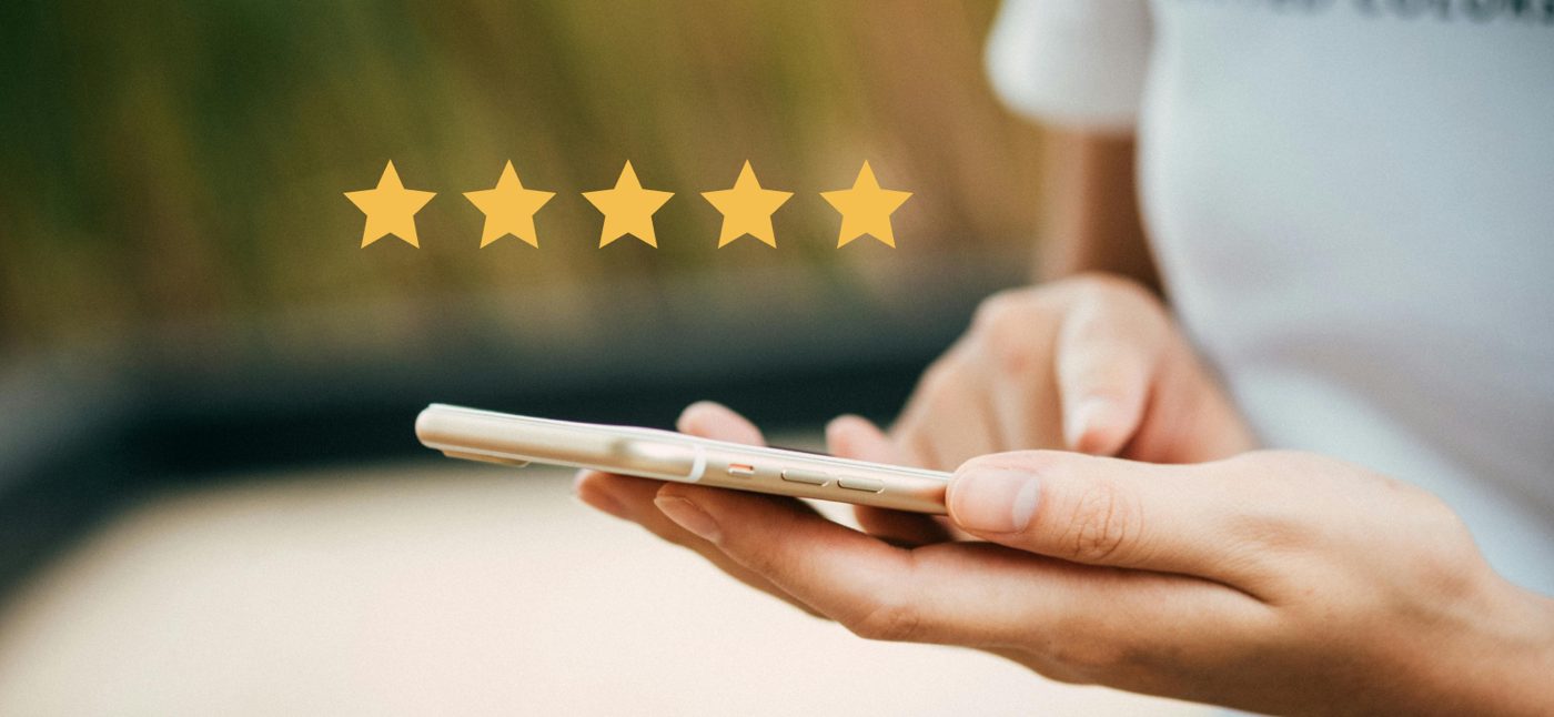 Gast geeft een positieve review met vijf sterren op een mobiele telefoon