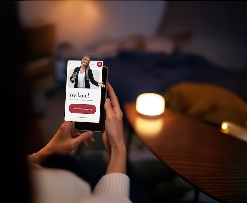 Bruidspaar bekijkt een trouwlocatie via een offerteaanvraag op de smartphone