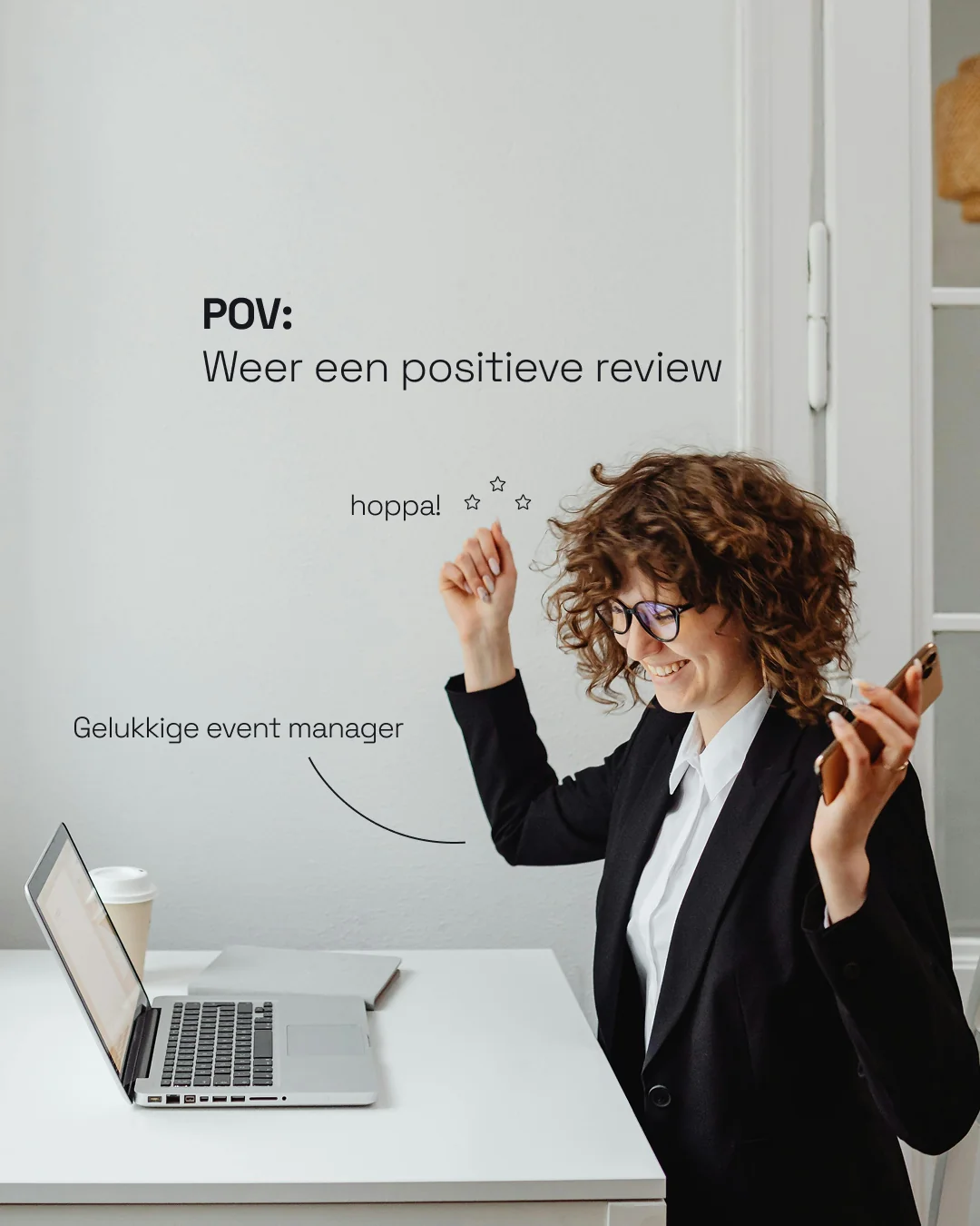 Lachende eventmanager achter een laptop juicht om weer een positieve review