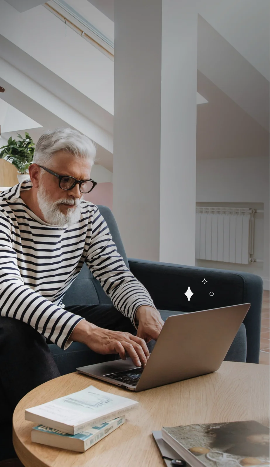 Gast typt rustig thuis op een laptop opbouwende feedback voor de locatie