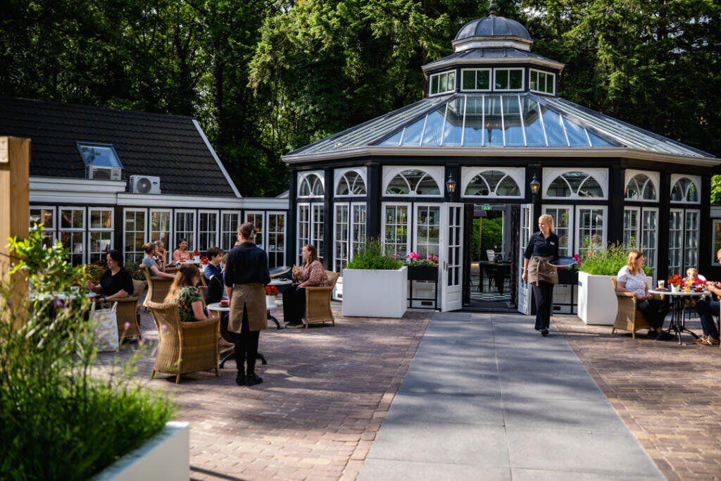 Het sfeervolle terras met serre van De Agnietenberg in Zwolle