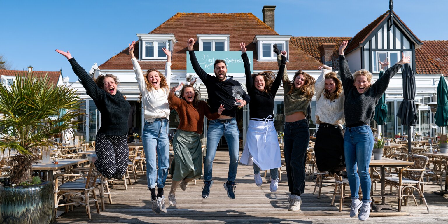 Juichend horecateam springt in de lucht op het terras van hun restaurant na de bekendmaking van de Terras Top 100 2026
