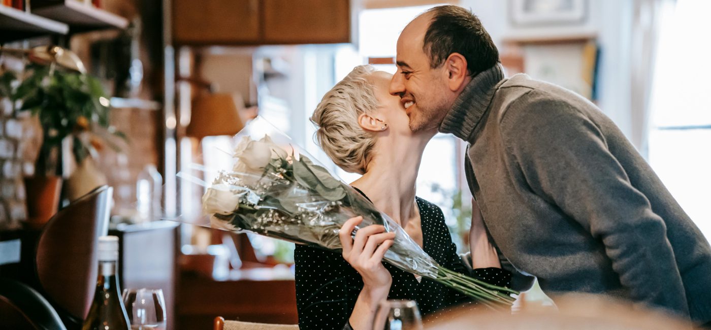 Romantisch gedekte valentijnstafel met bloemen en kaarsen in een sfeervol restaurant